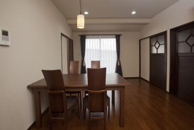 床の色に合わせた手作りテーブル